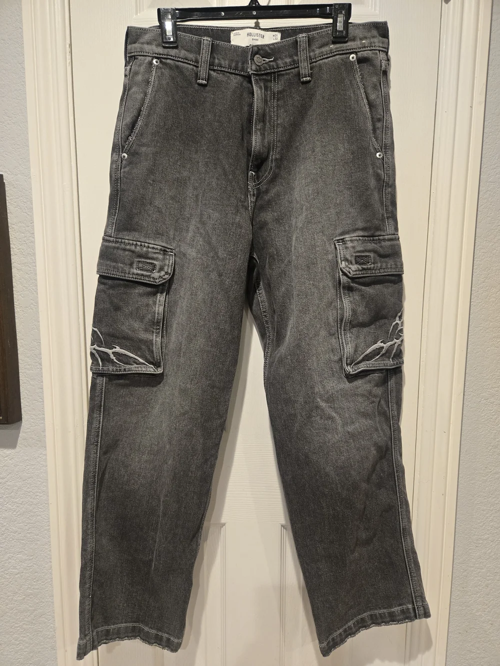 Hollister Mens Embroidered Baggy Cargo Jeans Washed Dark Gray Colorway Embroider